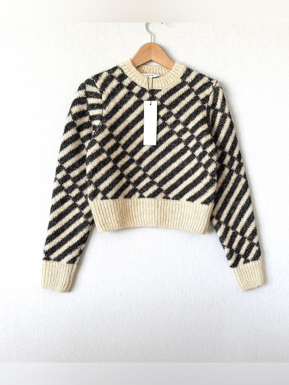 KOTN Asilah Cropped Sweater in the Alabaster / Black Size Small